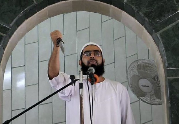 Palestinian-preacher-holding-knife-Gaza