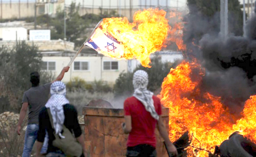 isr_stabbing_arabs_burn_flag