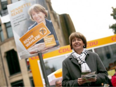 enthusiastically pro-migrant mayor of Cologne Rekker pictured the day before she was stabbed in October. The man who attacked her was identified in the press as a “racist” who wanted to prevent her enacting pro-migrant policies on the city