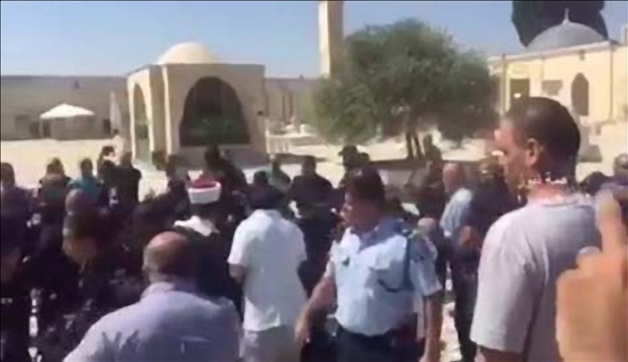 Arabs-storming-Police-on-Temple-Mount