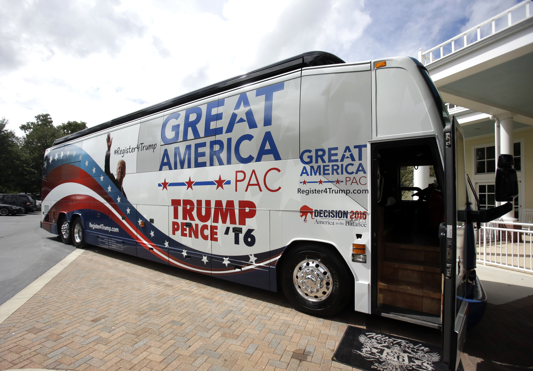 campaign-2016-trump-van