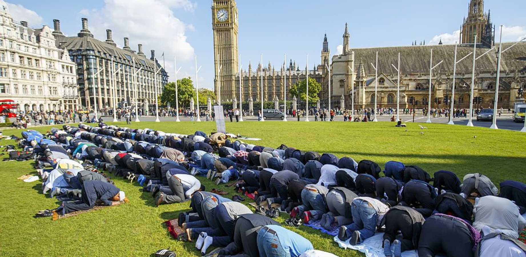 muslims_pray_united_kindom_britain