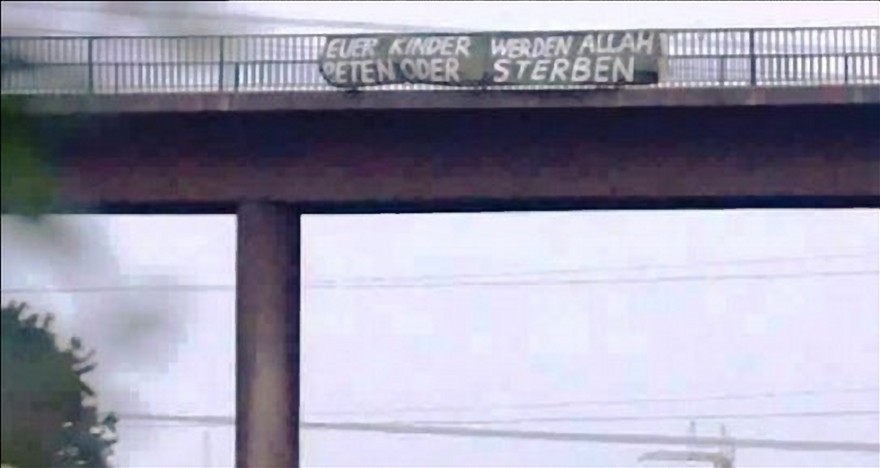 "ילדיכם יתפללו לאללה או שימותו" (שלט אשר תלו מהגרים מוסלמים על גשר בגרמניה)